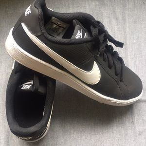 Women’s black/white Nike, 8.5